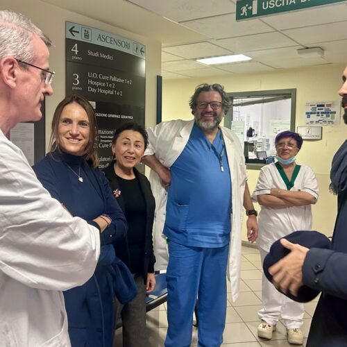 Il sindaco Lissia in visita al reparto cure palliative del Maugeri