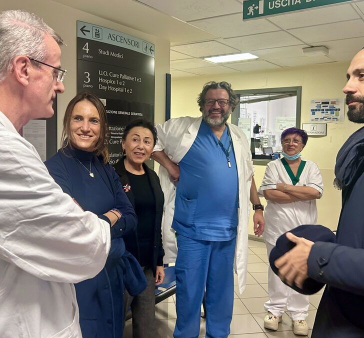 Il sindaco Lissia in visita al reparto cure palliative del Maugeri