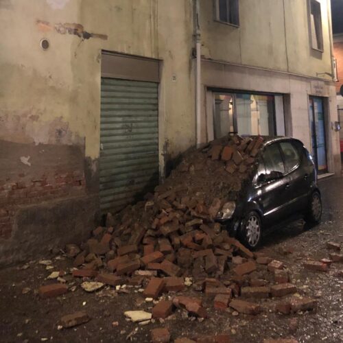 Paura a Castellazzo: crolla in strada parete di una casa. Sei persone evacuate
