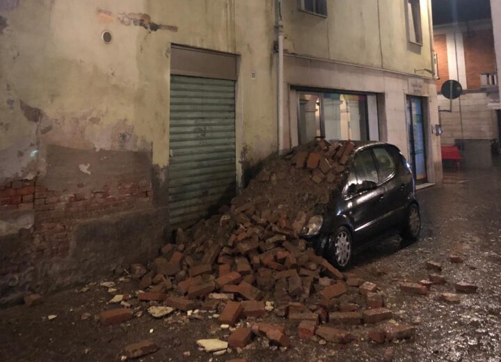 Paura a Castellazzo: crolla in strada parete di una casa. Sei persone evacuate