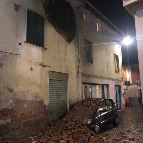 Crollata una porzione di parete a Castellazzo: nessun ferito ma sei persone evacuate