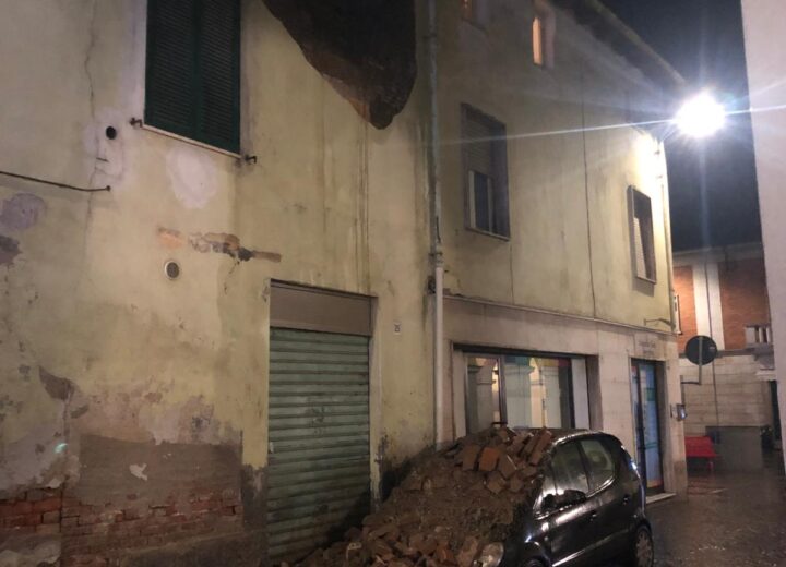 Crollata una porzione di parete a Castellazzo: nessun ferito ma sei persone evacuate