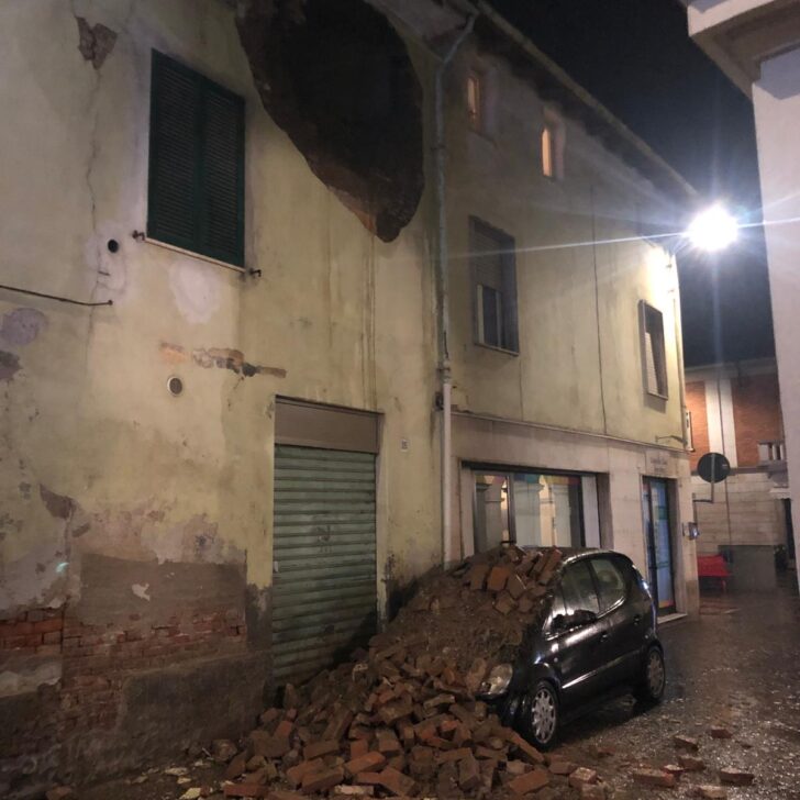 Crollata una porzione di parete a Castellazzo: nessun ferito ma sei persone evacuate