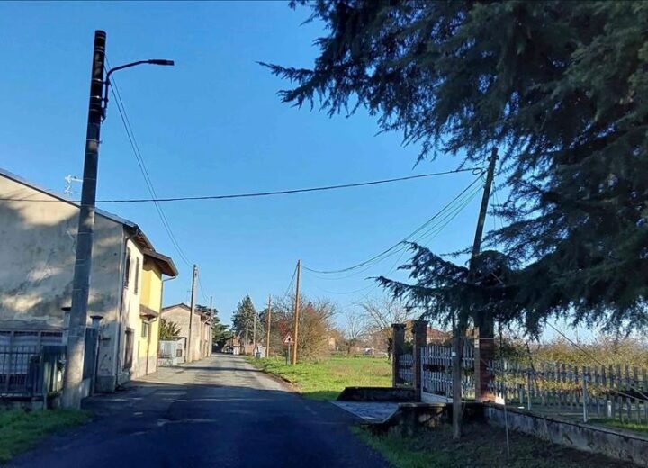 Pali pericolanti: chiusa strada Frugarolo