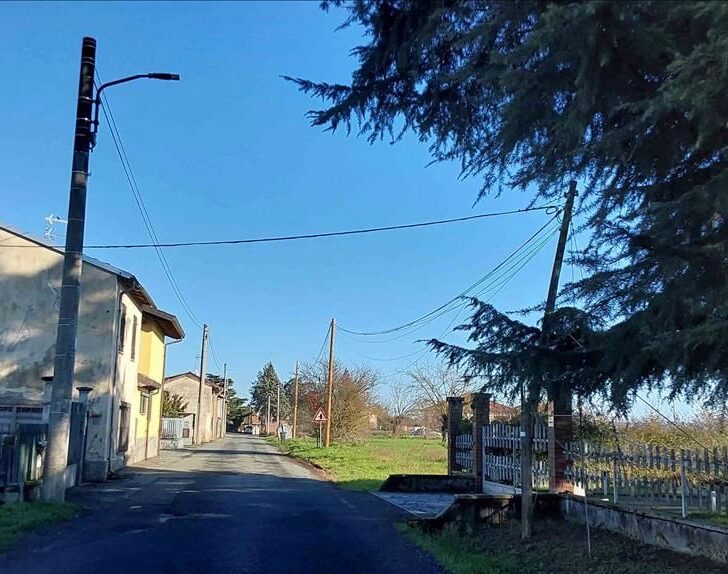 Pali pericolanti: chiusa strada Frugarolo