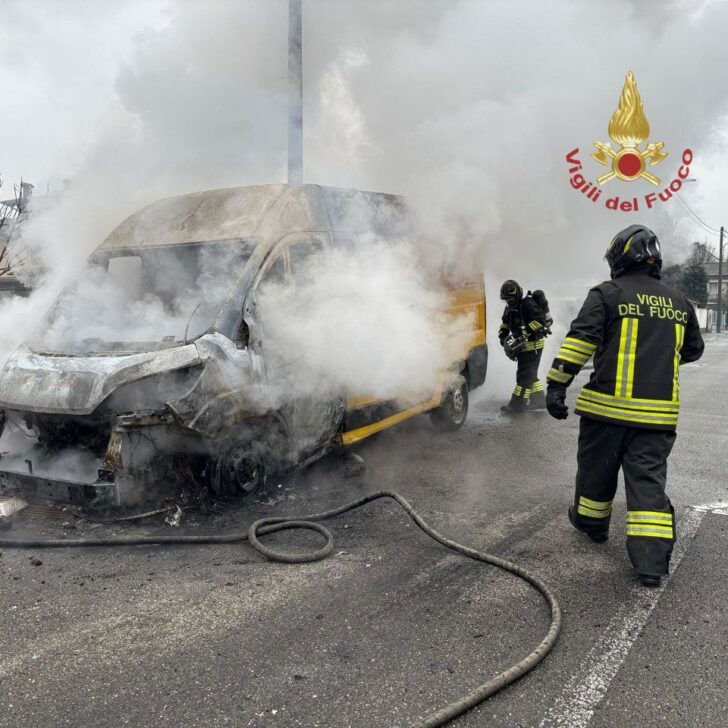 Furgone in fiamme in via Gramsci a Garlasco. Vigili del Fuoco spengono le fiamme 