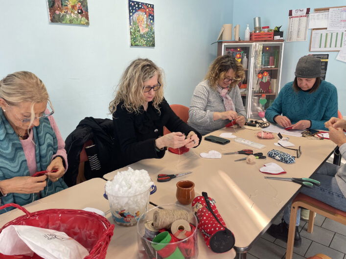 Tra i rami dell’albero del Centro SoleLuna le decorazioni che raccontano storie di condivisione
