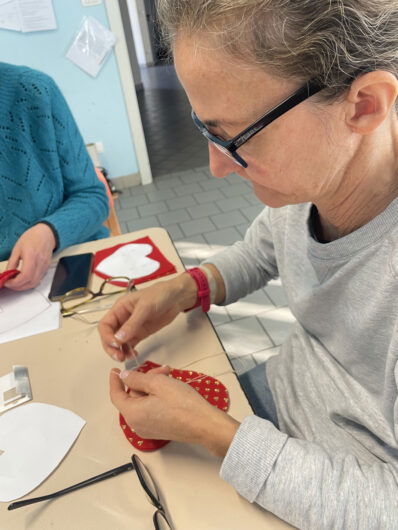 Tra i rami dell’albero del Centro SoleLuna le decorazioni che raccontano storie di condivisione