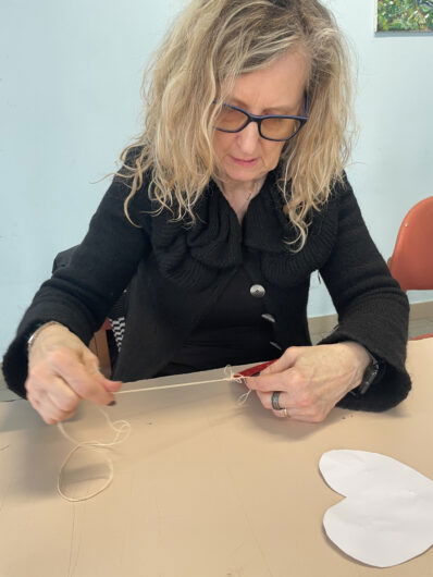 Tra i rami dell’albero del Centro SoleLuna le decorazioni che raccontano storie di condivisione