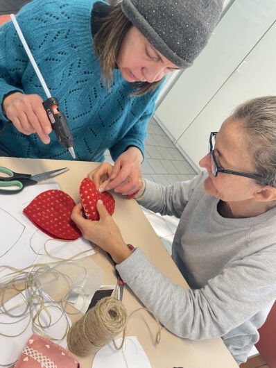 Tra i rami dell’albero del Centro SoleLuna le decorazioni che raccontano storie di condivisione