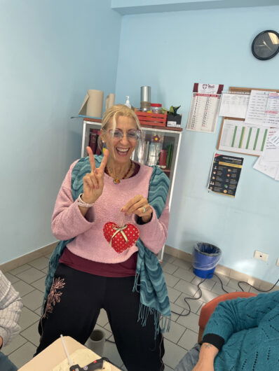 Tra i rami dell’albero del Centro SoleLuna le decorazioni che raccontano storie di condivisione