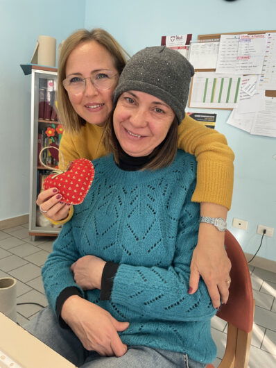 Tra i rami dell’albero del Centro SoleLuna le decorazioni che raccontano storie di condivisione