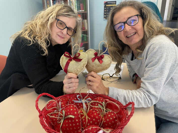 Tra i rami dell’albero del Centro SoleLuna le decorazioni che raccontano storie di condivisione