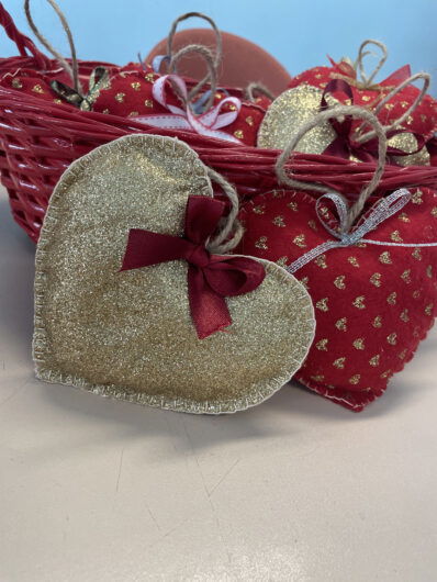 Tra i rami dell’albero del Centro SoleLuna le decorazioni che raccontano storie di condivisione