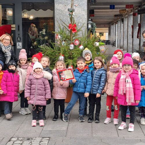 Attestati ai piccoli “artigiani del Natale” che hanno decorato gli abeti donati da Maison Damiani