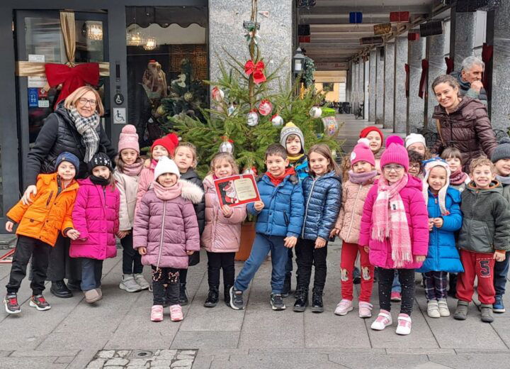 Attestati ai piccoli “artigiani del Natale” che hanno decorato gli abeti donati da Maison Damiani