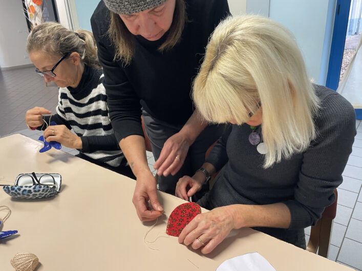 Tra i rami dell’albero del Centro SoleLuna le decorazioni che raccontano storie di condivisione