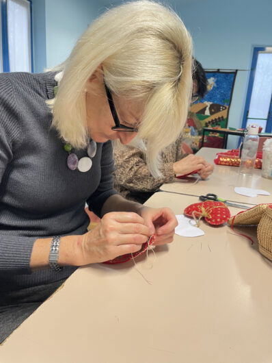 Tra i rami dell’albero del Centro SoleLuna le decorazioni che raccontano storie di condivisione