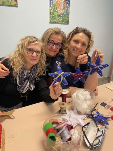 Tra i rami dell’albero del Centro SoleLuna le decorazioni che raccontano storie di condivisione