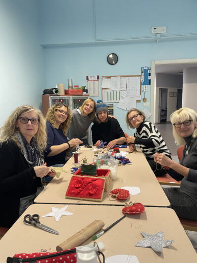 Tra i rami dell’albero del Centro SoleLuna le decorazioni che raccontano storie di condivisione