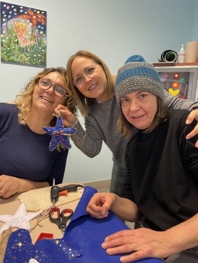 Tra i rami dell’albero del Centro SoleLuna le decorazioni che raccontano storie di condivisione