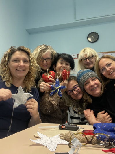 Tra i rami dell’albero del Centro SoleLuna le decorazioni che raccontano storie di condivisione