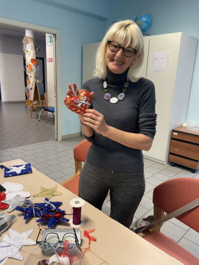 Tra i rami dell’albero del Centro SoleLuna le decorazioni che raccontano storie di condivisione