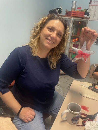 Tra i rami dell’albero del Centro SoleLuna le decorazioni che raccontano storie di condivisione