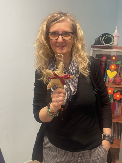 Tra i rami dell’albero del Centro SoleLuna le decorazioni che raccontano storie di condivisione