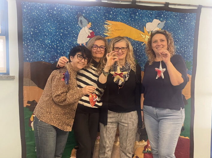 Tra i rami dell’albero del Centro SoleLuna le decorazioni che raccontano storie di condivisione