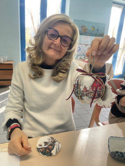 Tra i rami dell’albero del Centro SoleLuna le decorazioni che raccontano storie di condivisione