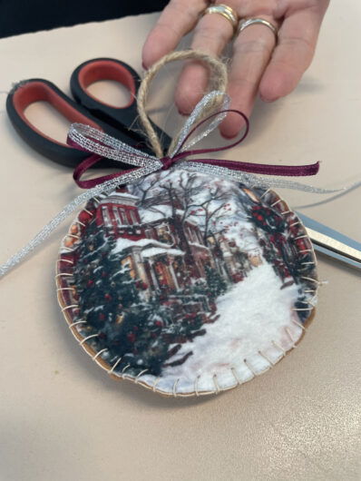 Tra i rami dell’albero del Centro SoleLuna le decorazioni che raccontano storie di condivisione