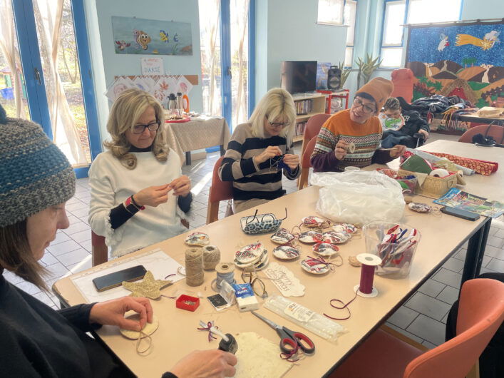 Tra i rami dell’albero del Centro SoleLuna le decorazioni che raccontano storie di condivisione