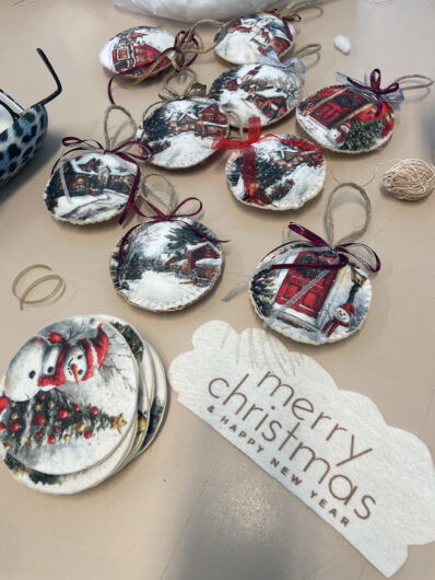 Tra i rami dell’albero del Centro SoleLuna le decorazioni che raccontano storie di condivisione