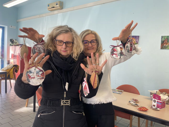 Tra i rami dell’albero del Centro SoleLuna le decorazioni che raccontano storie di condivisione