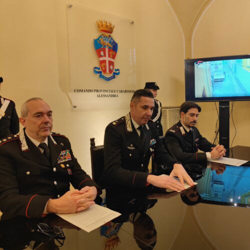 Anziani, aggrediti alle spalle e poi buttati a terra per rapinarli: arrestato rapinatore