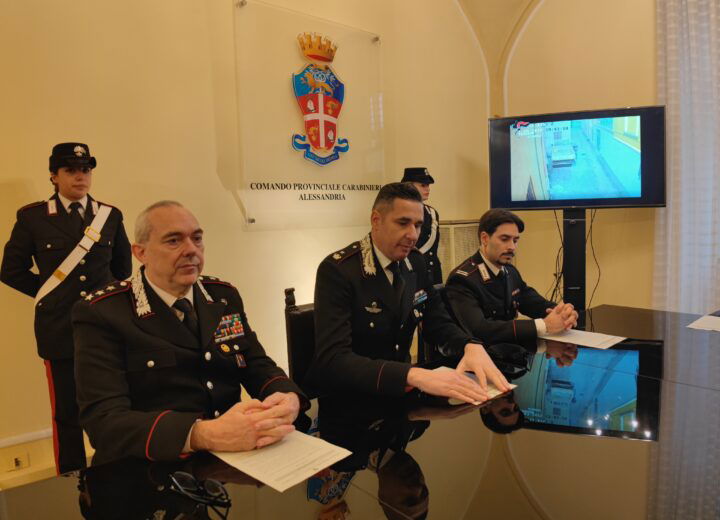 Anziani, aggrediti alle spalle e poi buttati a terra per rapinarli: arrestato rapinatore