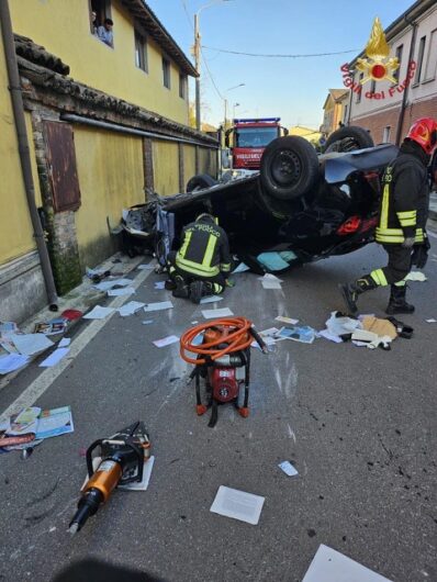 Auto si ribalta a Pinarolo Po