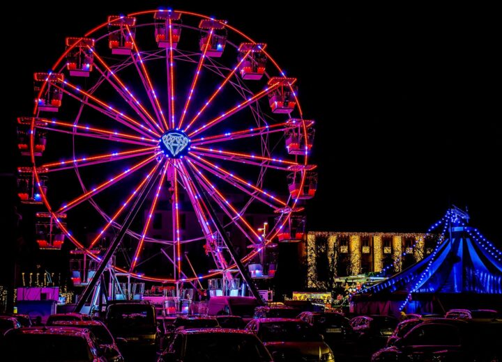 Natale ad Alessandria: un viaggio nei luoghi del cinema, una parata con trampolieri poi lanterne e musica tra le vie