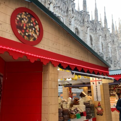 A Milano torna il mercatino di Natale in piazza Duomo con 78 baite