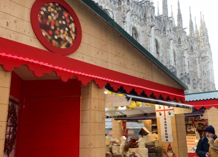 A Milano torna il mercatino di Natale in piazza Duomo con 78 baite