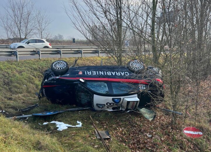 Incidente a Quattordio: auto dei Carabinieri si ribalta durante inseguimento