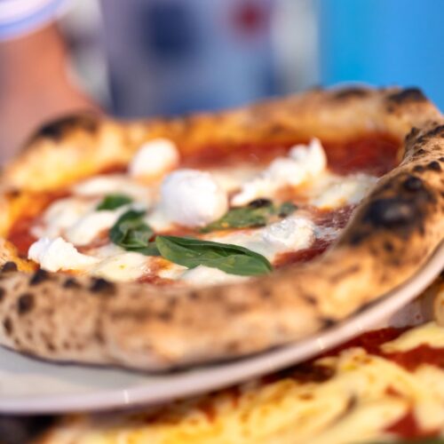 Pizze calde per riscaldare anche il cuore: il regalo del commerciante per i senzatetto