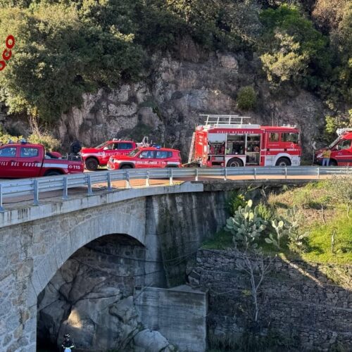 Tre operai di una ditta edile di Pavia morti in un incidente stradale in Sardegna. Posto sotto sequestro il guardrail