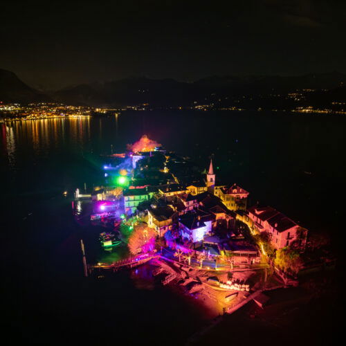 Un’isola di luce sul Lago Maggiore: un presepe sull’acqua