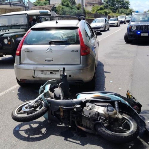 Scooter contro auto sulla SP 155: 20enne risulta positivo agli stupefacenti