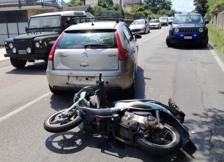 Scooter contro auto sulla SP 155: 20enne risulta positivo agli stupefacenti
