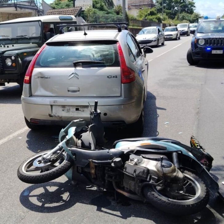 Scooter contro auto sulla SP 155: 20enne risulta positivo agli stupefacenti