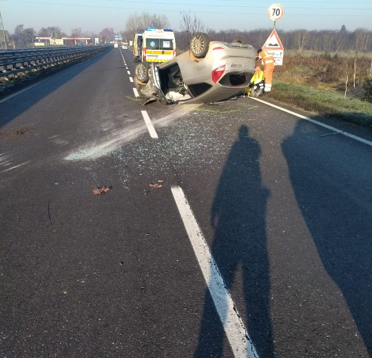 Auto si ribalta sulla SS10 tra Spinetta e Alessandria