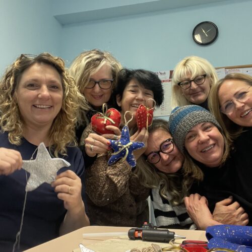 Tra i rami dell’albero del Centro SoleLuna le decorazioni che raccontano storie di condivisione